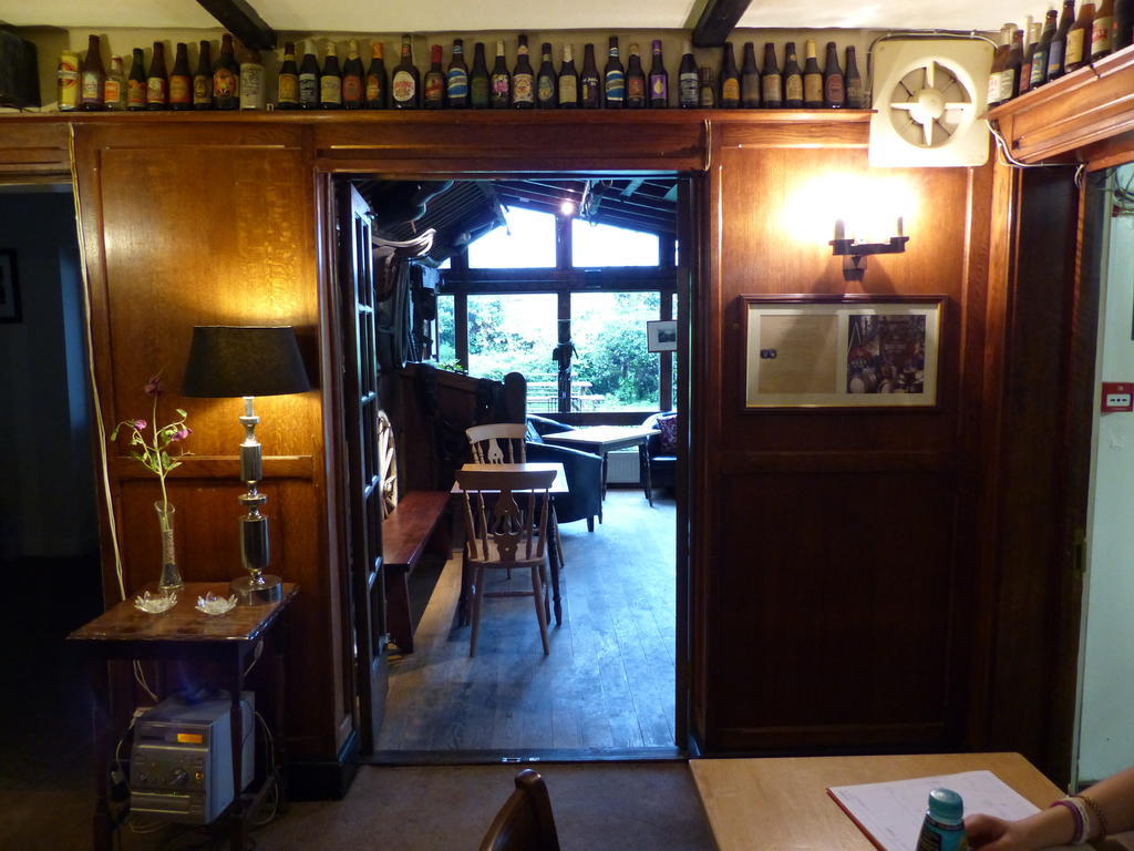 Englefield Green The Sun Inn מראה חיצוני תמונה