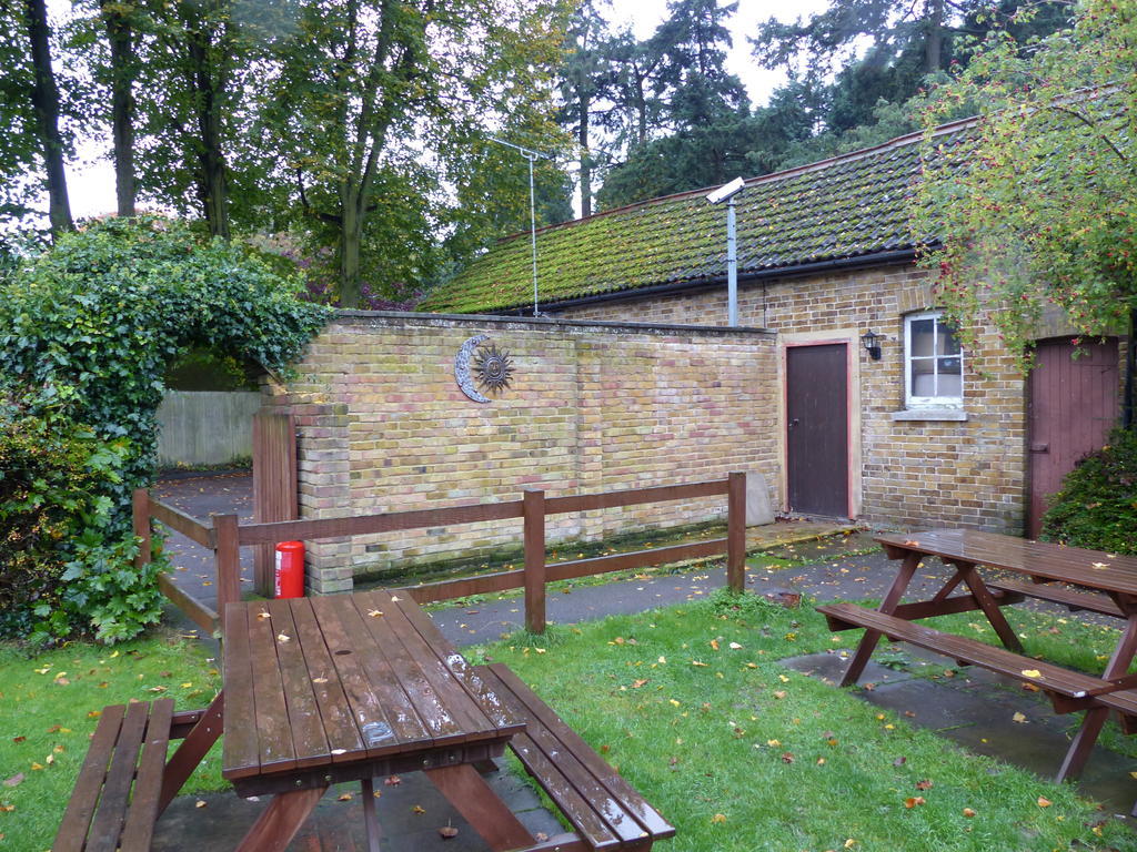 Englefield Green The Sun Inn מראה חיצוני תמונה
