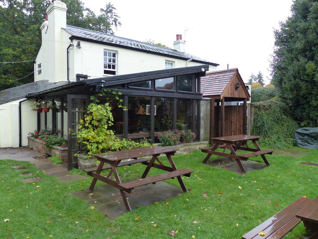 Englefield Green The Sun Inn מראה חיצוני תמונה