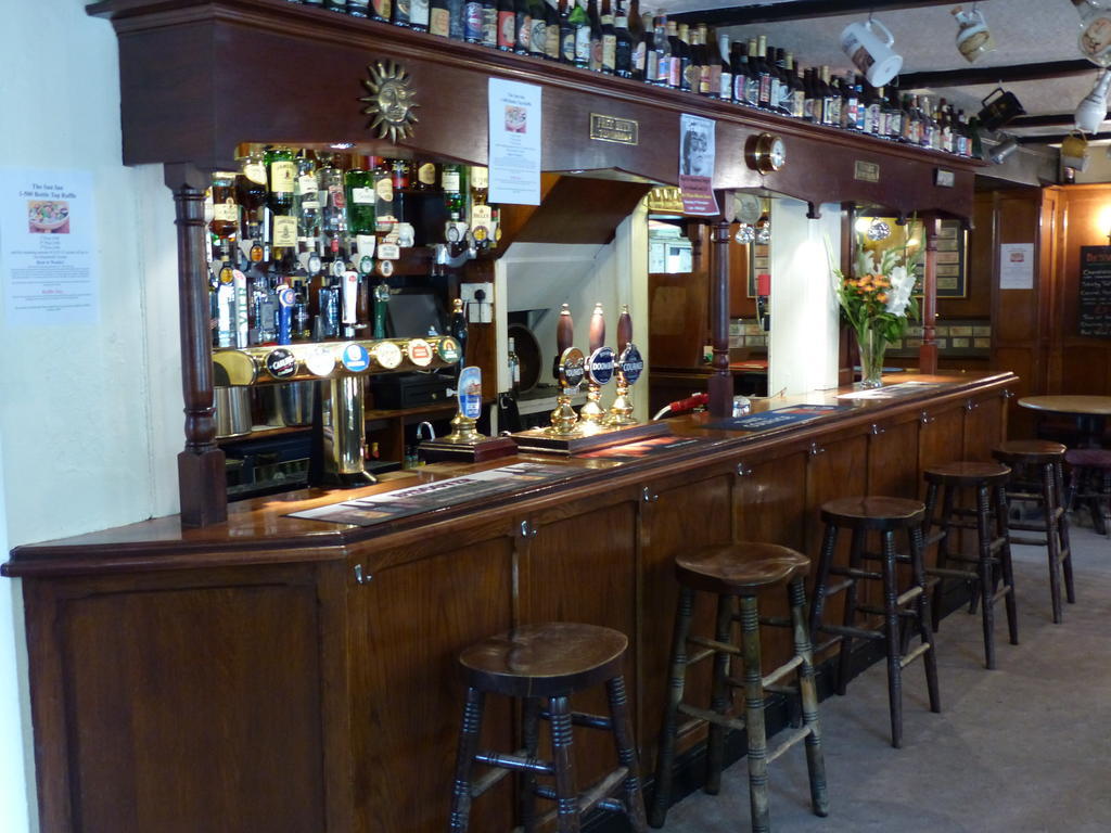 Englefield Green The Sun Inn מראה חיצוני תמונה