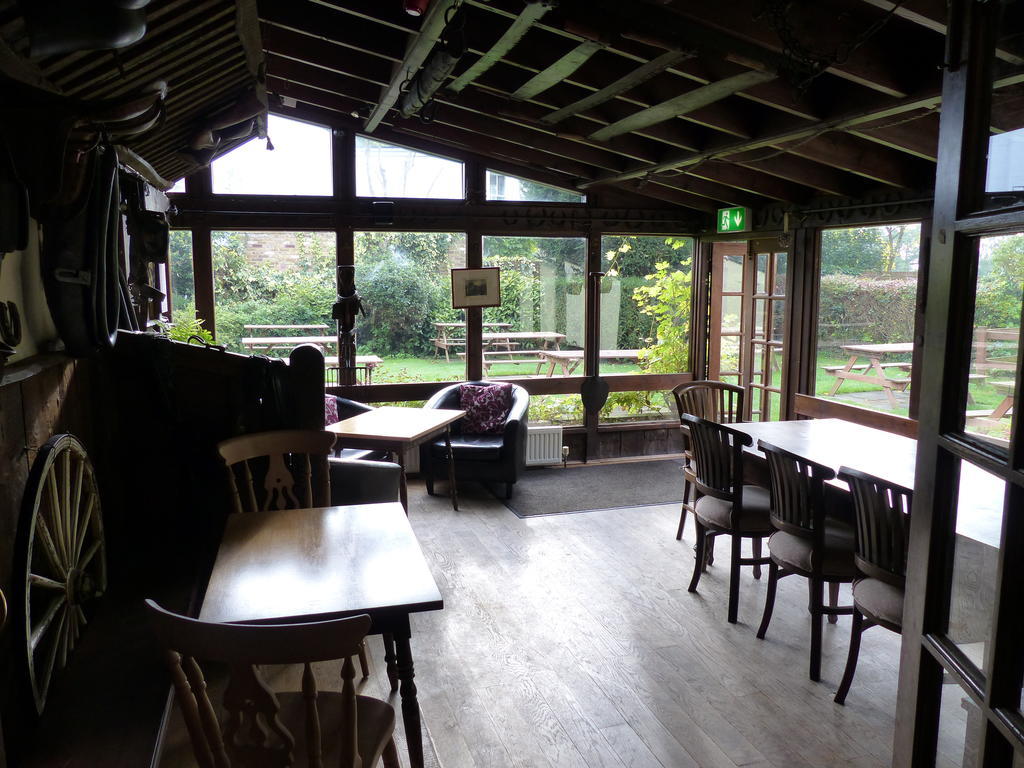 Englefield Green The Sun Inn מראה חיצוני תמונה