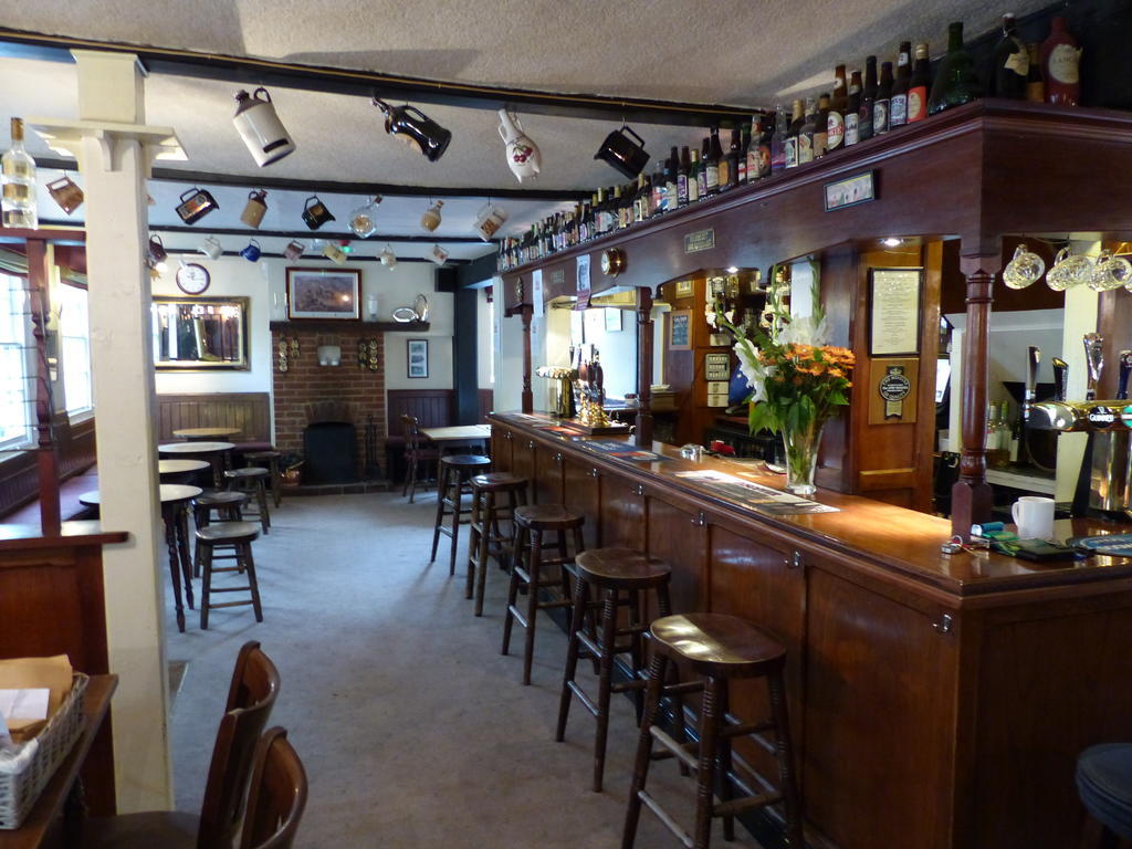 Englefield Green The Sun Inn מראה חיצוני תמונה